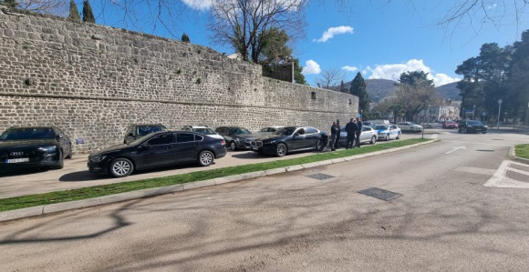 Prestolonasljednik ima veću pratnju od premijera