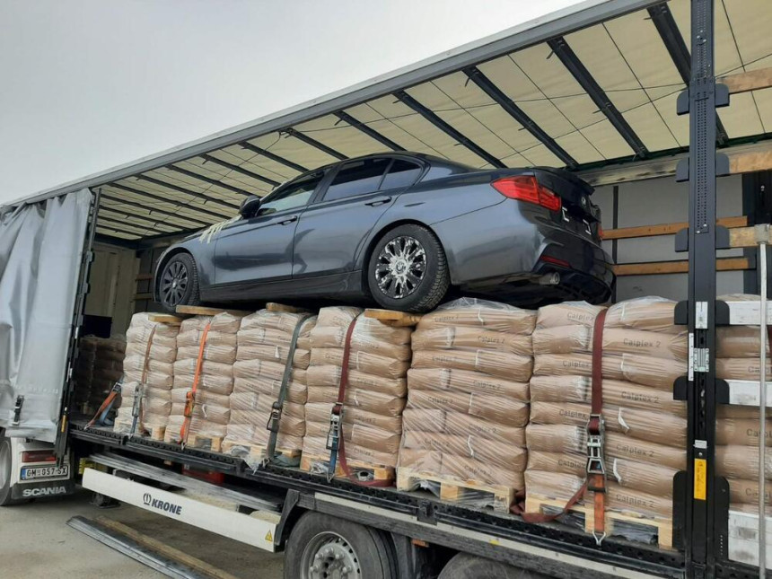 Neobična zapljena: Na paletama luksuzno vozilo