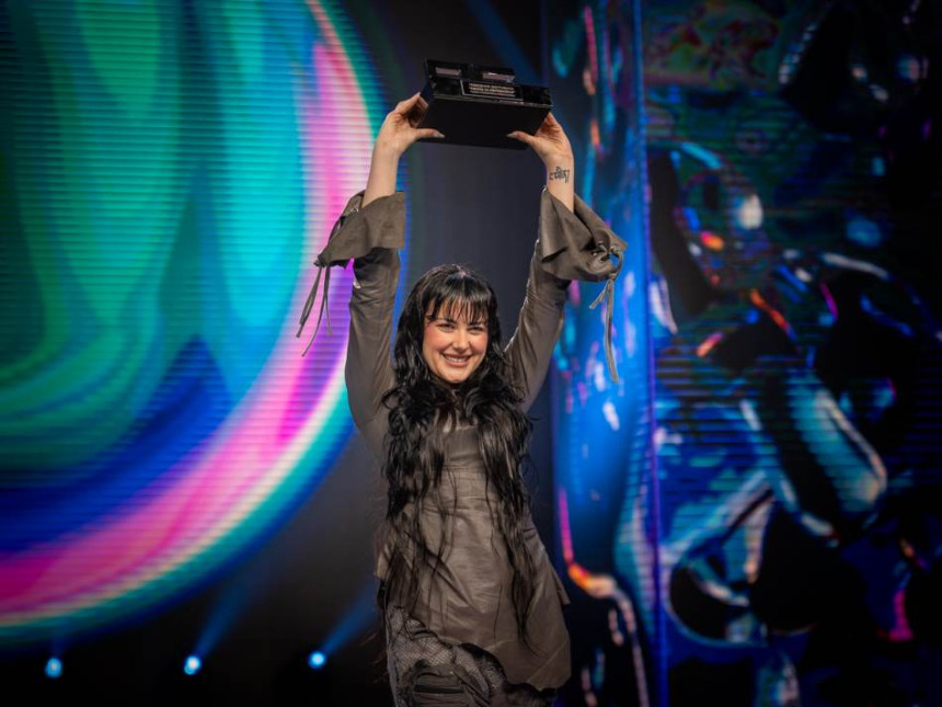 Jeste li razumjeli o čemu pjeva  Teya Dora?