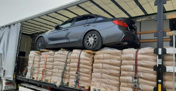 Neobična zapljena: Na paletama luksuzno vozilo