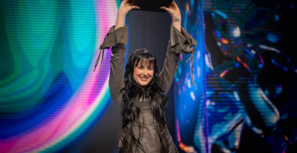 Jeste li razumjeli o čemu pjeva  Teya Dora?