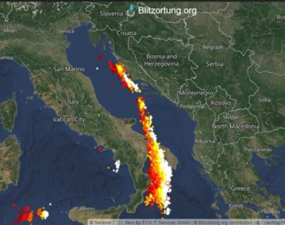 Атмосфера изнад Јадранског мора буквално "пуца"
