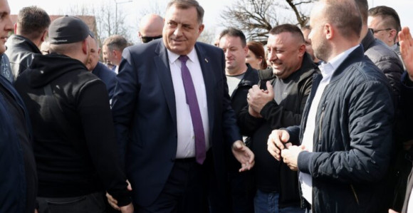 Dodik u sudnici, oko suda dosta njegovih funkcionera
