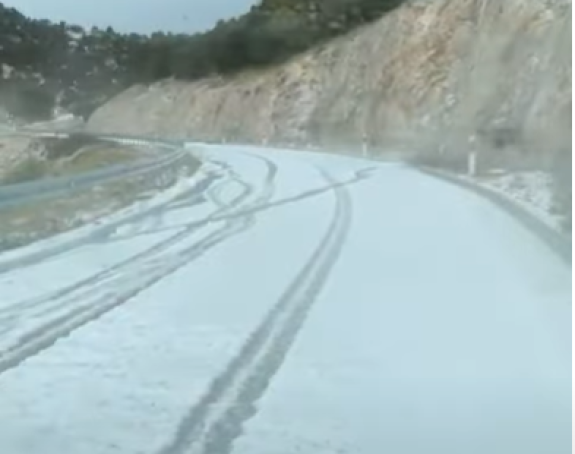 Snažno nevrijeme pogodilo Dalmaciju, bujice na cestama