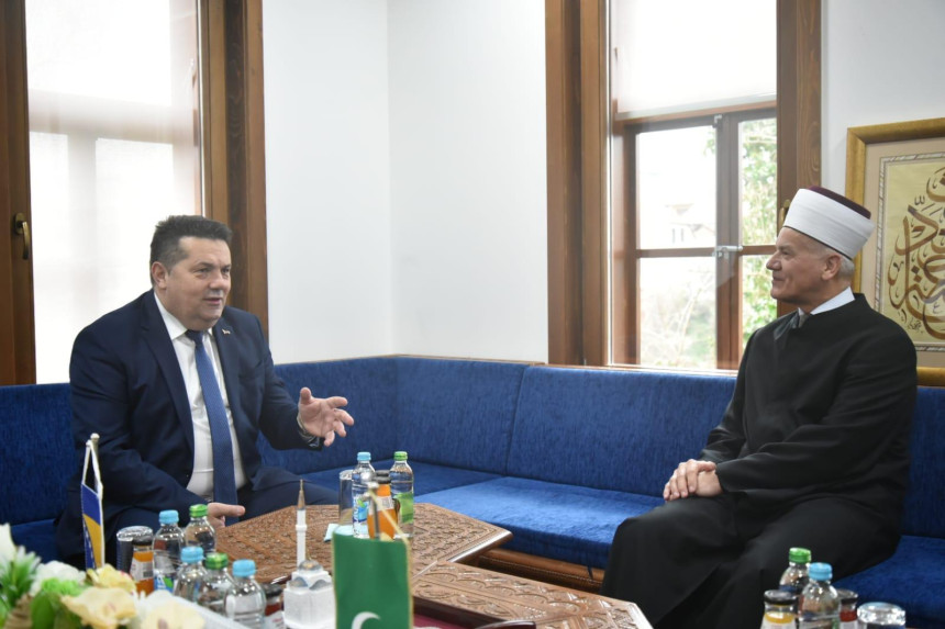 Nenad Stevandić u ugodnom razgovoru sa muftijom