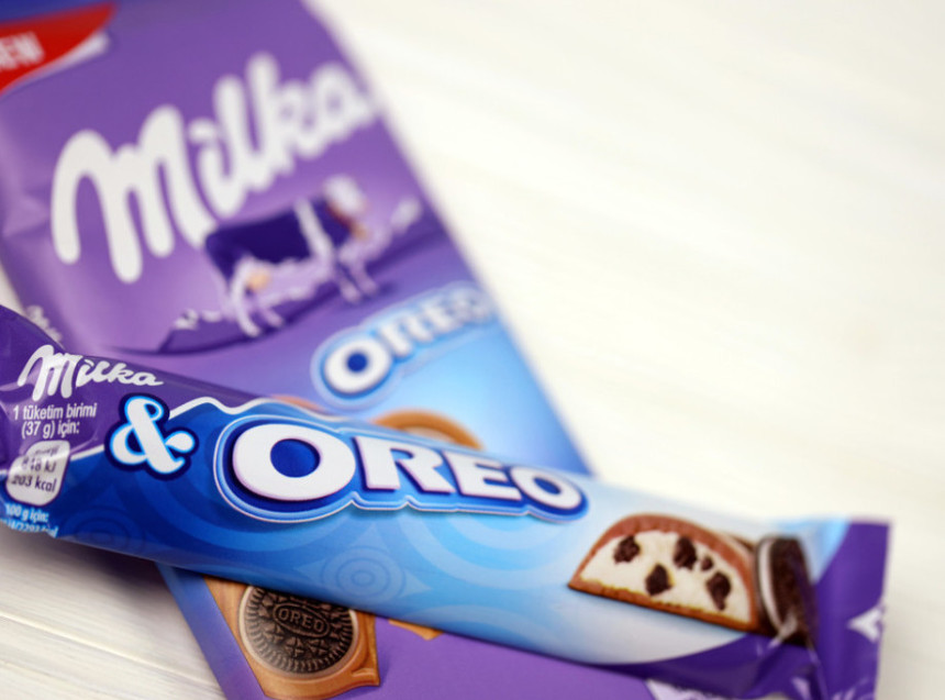 Povlače čokoladicu Milka Oreo, puna plastike