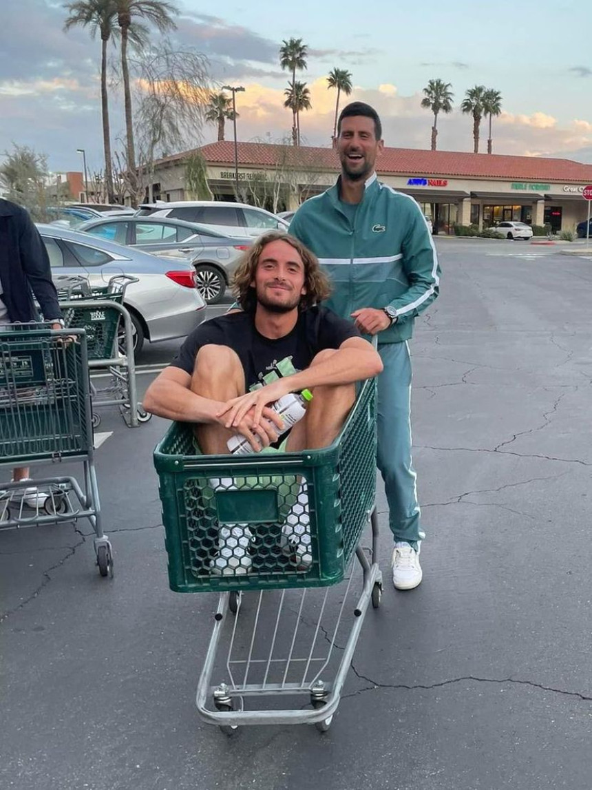 "Пуна" колица: Шоу Ђоковића и Циципаса (ФОТО)