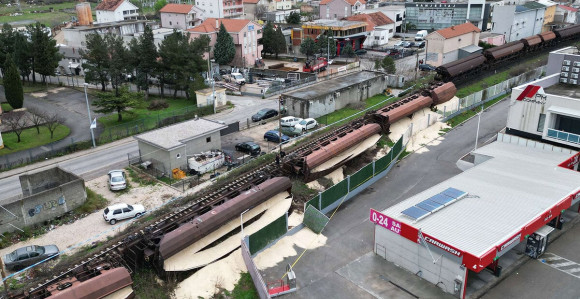 Iz pet prevrnutih vagona voza se prosuo šećer