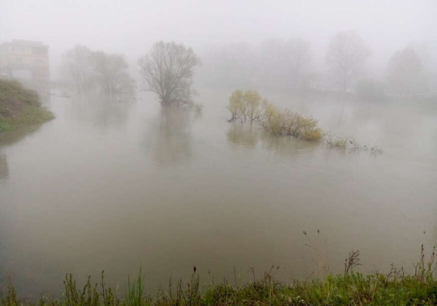Izlila se Una kod Kostajnice, voda ušla u vikendice