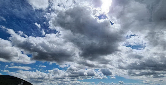 Danas pretežno oblačno, moguće slabe padavine