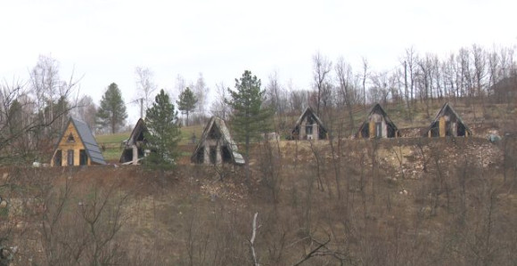 Pet bungalova izgorjelo na Ozrenu, šteta velika