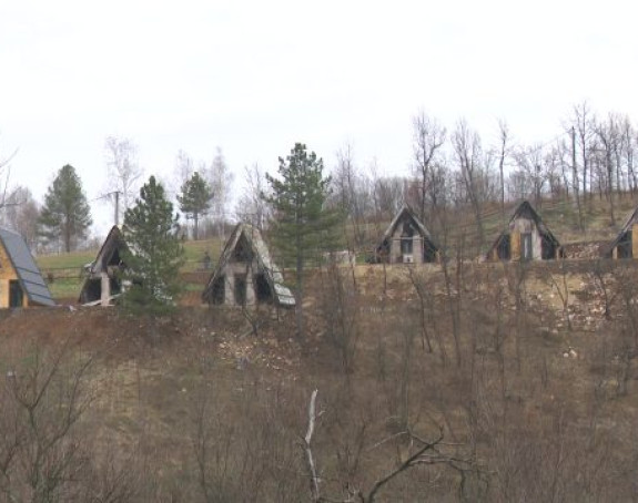 Pet bungalova izgorjelo na Ozrenu, šteta velika