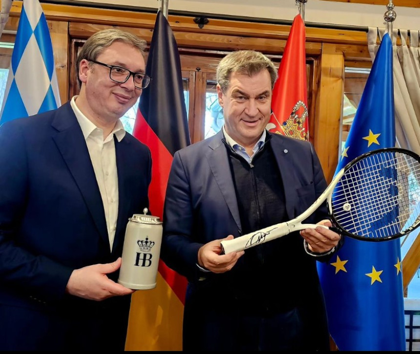 Vučić Zederu poklonio reket Novaka Đokovića