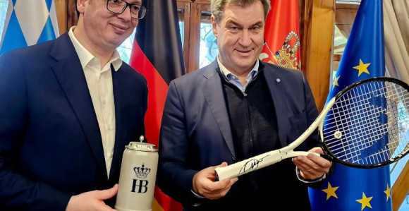 Vučić Zederu poklonio reket Novaka Đokovića