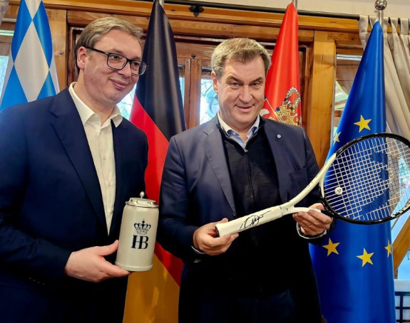 Vučić Zederu poklonio reket Novaka Đokovića