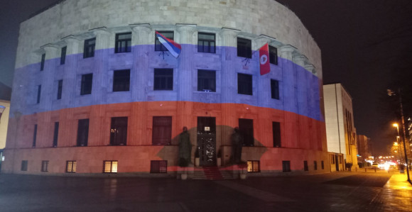 Палата Републике Српске у бојама руске заставе