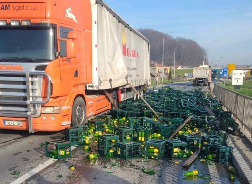 Гајбе са соковима се расуле на петљи код Тузле