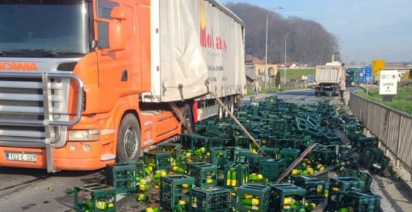 Gajbe sa sokovima se rasule na petlji kod Tuzle