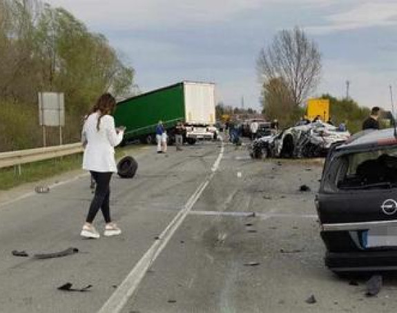 Kamion udario u kolonu vozila kod Stare Gradiške