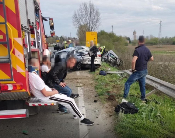 Kamion naletio na kolonu vozila, 18 osoba povrijeđeno