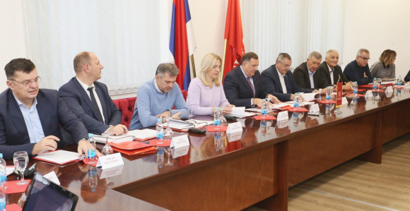 Čudni vjetrovi duvaju u SNSD-u, koga li će da oduvaju?!