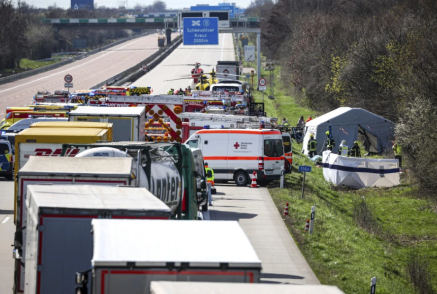Najmanje petoro poginulo u prevrtanju autobusa