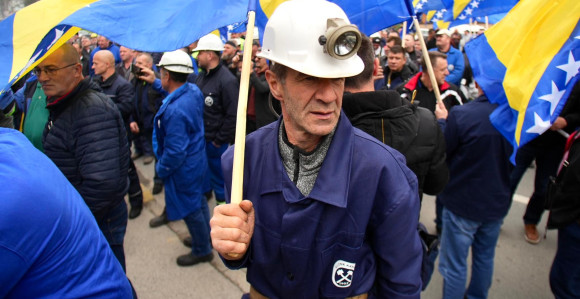 Zenički rudari protestvuju ispred zgrade Vlade FBiH