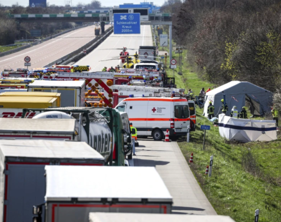 Najmanje petoro poginulo u prevrtanju autobusa