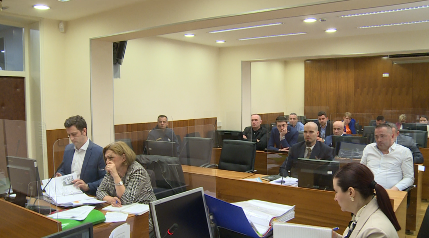 "Poredali su mi dokumente i čekali da potpišem"