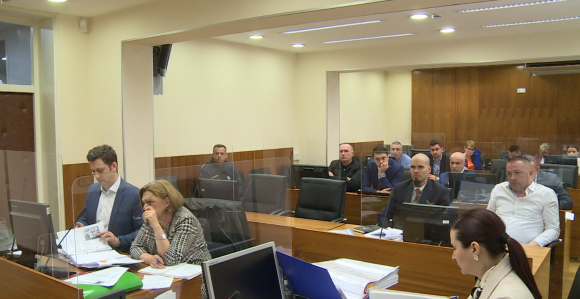 "Poredali su mi dokumente i čekali da potpišem"