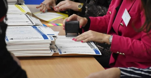 Предсједници бирачких одбора не смију бити чланови странака, крај и за представнике "фиктивних" странака