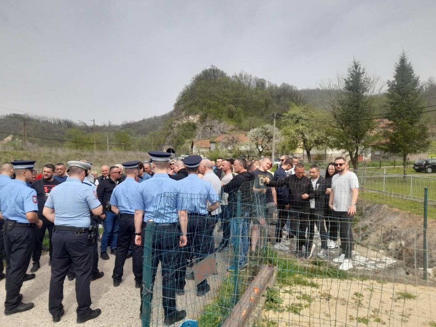 Žandarmerija između dvije grupe ljudi na Ozrenu