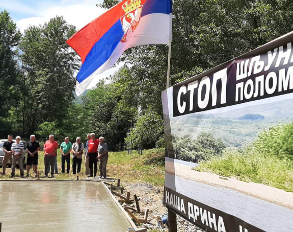 Mirno okupljanje stanovnika Poloma kod Bratunca