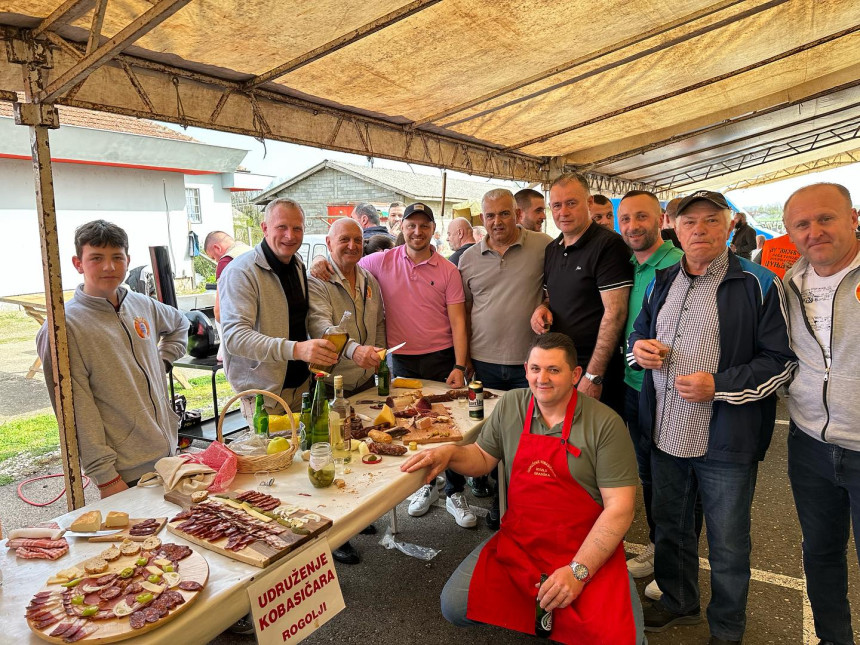 Гурмани уживали у "Кобасицијади" у Кукуљама код Српца