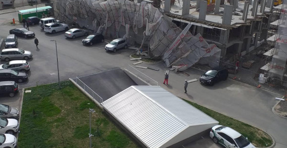 Doboj: Pala skela sa gradilišta, oštećena vozila