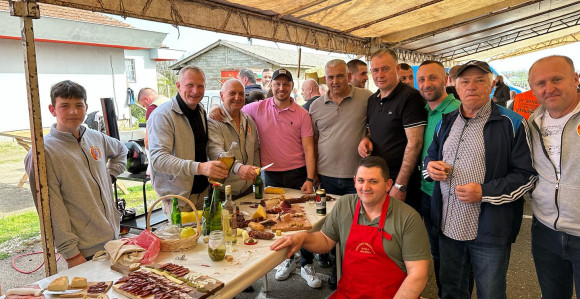 Гурмани уживали у "Кобасицијади" у Кукуљама код Српца