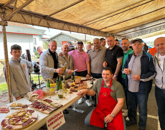 Gurmani uživali u "Kobasicijadi" u Kukuljama kod Srpca