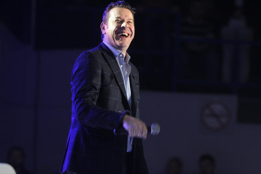 Vlado Georgijev uhvaćen kako pije pivo za volanom!