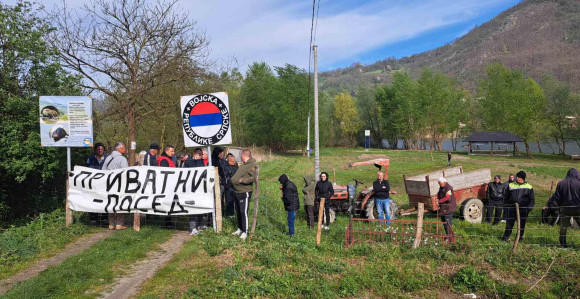 Mještani ispred kamiona: Stop za kopanje šljunka iz Drine