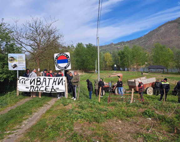 Мјештани испред камиона: Стоп за копање шљунка из Дрине