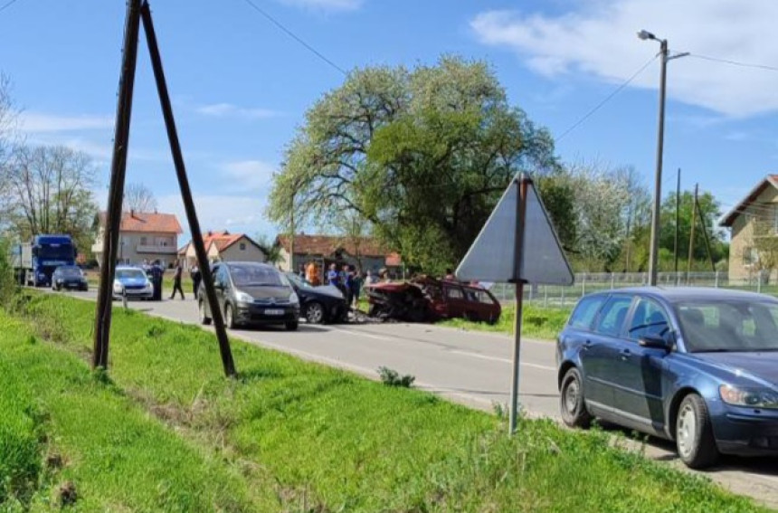 Sudar tri vozila kod Ugljevika, teško povrijeđena žena