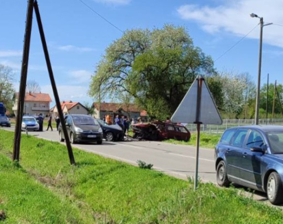 Sudar tri vozila kod Ugljevika, teško povrijeđena žena