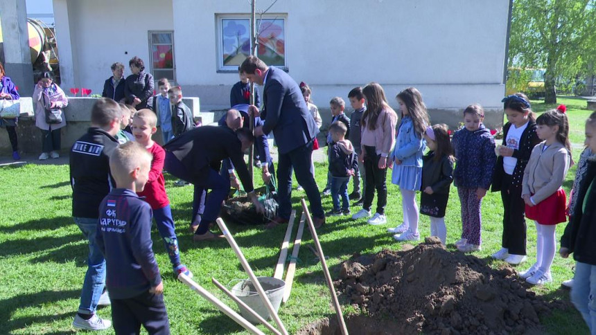 Tri manastirska kamena ugrađena u temelje škole