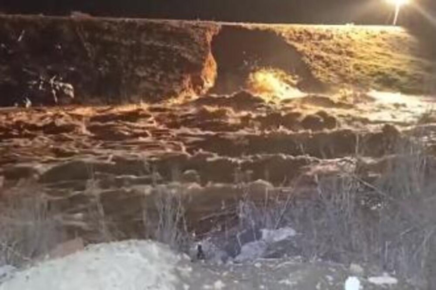 Pukla brana u Rusiji, hiljade ljudi u opasnosti