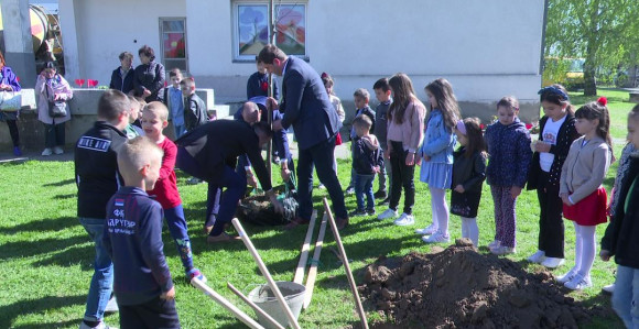 Tri manastirska kamena ugrađena u temelje škole