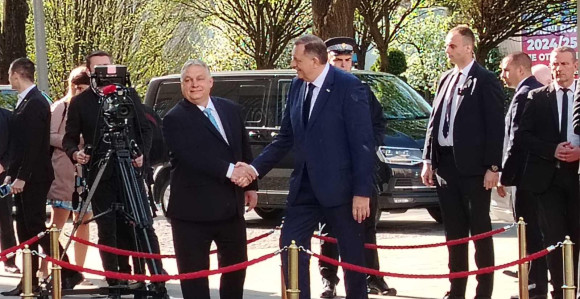 Svečan doček Orbanu ispred Palate Srpske