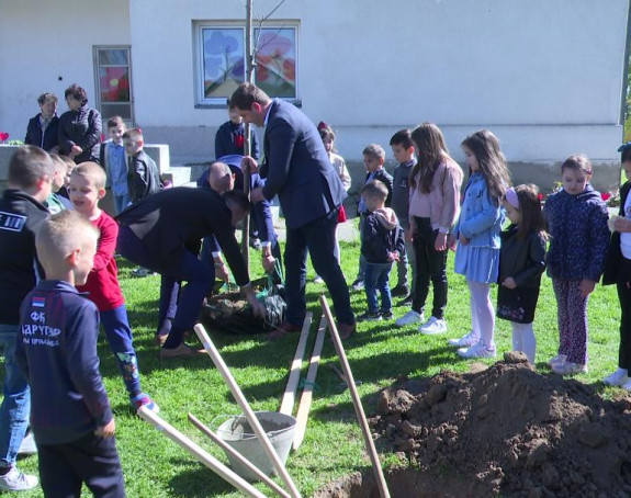 Tri manastirska kamena ugrađena u temelje škole