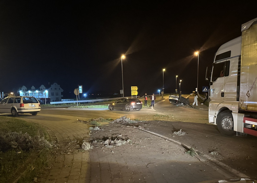 Bijeljina: Vozilom prošao kroz kružni tok i prevrnuo se