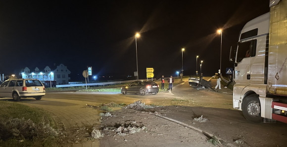 Bijeljina: Vozilom prošao kroz kružni tok i prevrnuo se