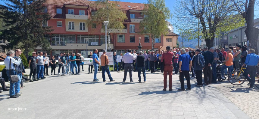 Protest protiv deponije u blizini pješčanih piramida